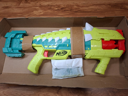 Nerf DinoSquad Armorstrike Blaster – mit 8 Dartpfeilen & Pump-Action Griff